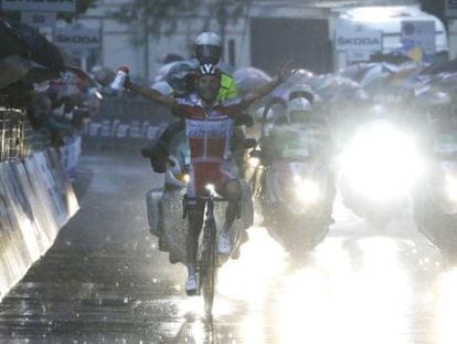 Purito Rodr&iacute;guez entra bajo la lluvia en la meta de Lecco.