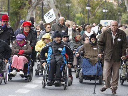 Participantes en la marcha en Valencia contra los recortes a personas con discapacidad. 