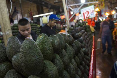 Un puesto de aguacates en el mercado capitalino de la Merced.