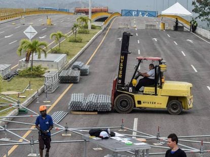 Trabajadores ensamblan la tarima del escenario que acogerá el concierto en el puente Simón Bolívar. En vídeo, declaraciones de Richard Branson, organizador del concierto pro Guaidó, y del ministro de Información de Maduro.