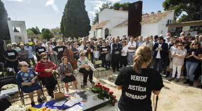 Acto de inicio de exhumación de una fosa en el cementerio de Paterna.