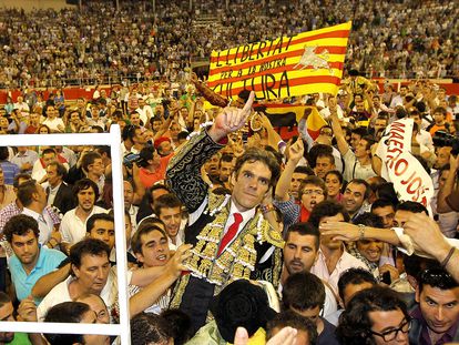 José Tomás sale a hombros de la Monumental en la última corrida en el coso barcelonés, el 25 de septiembre de 2011.