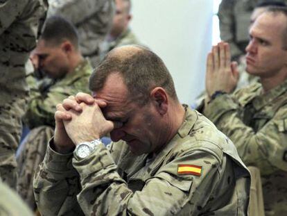 Soldados españoles rezan durante una misa celebrada en el día Navidad en la base de la OTAN en Kabul.