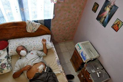 Adolfo Nieto recibe diálisis en su casa; es uno de los afectados por el jarabe envenenado en Panamá.