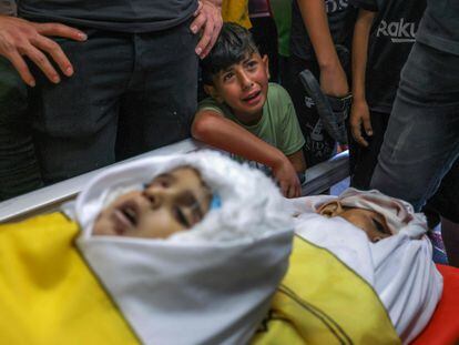 Funeral por los cuatro niños de la familia palestina Nayam, el lunes en Yabalia (Gaza).