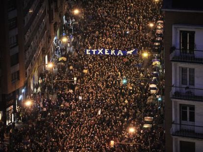 Decenas de miles de personas exigieron el fin de la dispersi&oacute;n de los presos de ETA, en Bilbao.