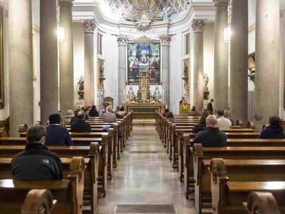 Interior del oratorio Caballero de Gracia, durante la misa de las 13.15 horas, este lunes.