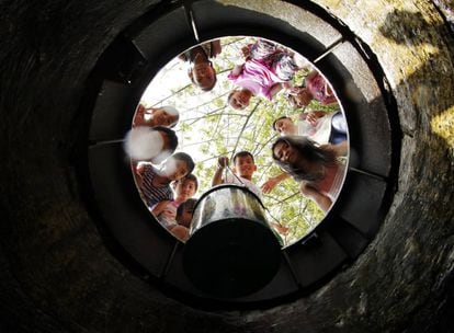 Niños recogen agua en un pozo este martes 10 de abril de 2018, en una calle de Manila (Filipinas). La oficina meteorológica del estado emitió advertencias públicas a medida que las temperaturas comienzan a subir en el país asiático.