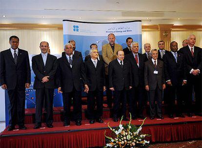 Foto de familia de los asistentes a la 151 conferencia ministerial de la OPEP, en la que se ha decidido el recorte en la producción