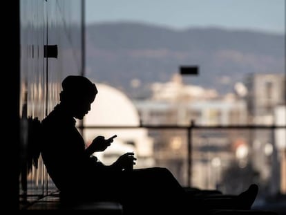 Visitante en uno de los pasillos del Congreso Mundial de Móviles (MWC)