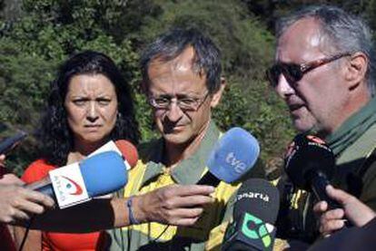 De izda. a dcha. la consejera de Territorio del Cabildo gomero, Carmen Rodríguez (i), junto al director del Parque Nacional de Garajonay, Ángel Fernández, y el director de Extinción de Incendios, Javier Ceijas, atienden a los medios hoy en Laguna Grande para informar del incendio que afecta a gran parte de la isla.