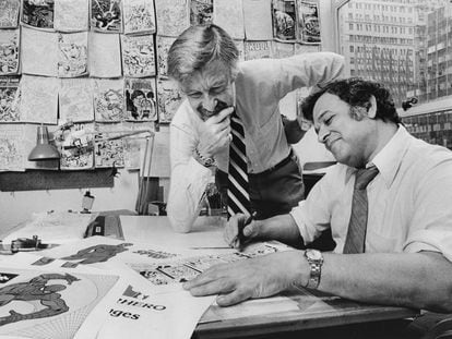 Stan Lee, editor de Marvel, y John Romita en 1978 en Nueva York.