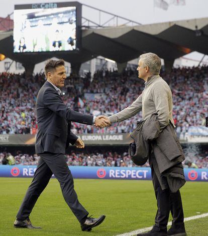 Los entrenadores del Celta de Vigo, el argentino Eduardo Berizzo  y del Manchester United, el portugués José Mourinho se saludan al inico del encuentro.