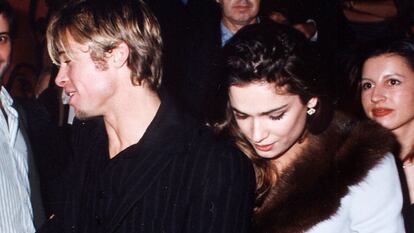 El actor Brad Pitt y Mar Saura salen de Fortuny en 1997.