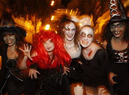 Un grupo de chicas disfrazadas de brujas celebra la fiesta de Halloween.
