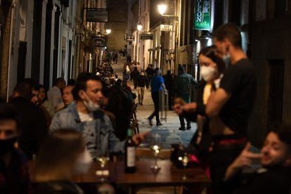 Ambiente en las calles de Santiago de Compostela en el último día de estado de alarma. En Galicia continúa el toque de queda a las 23:00.