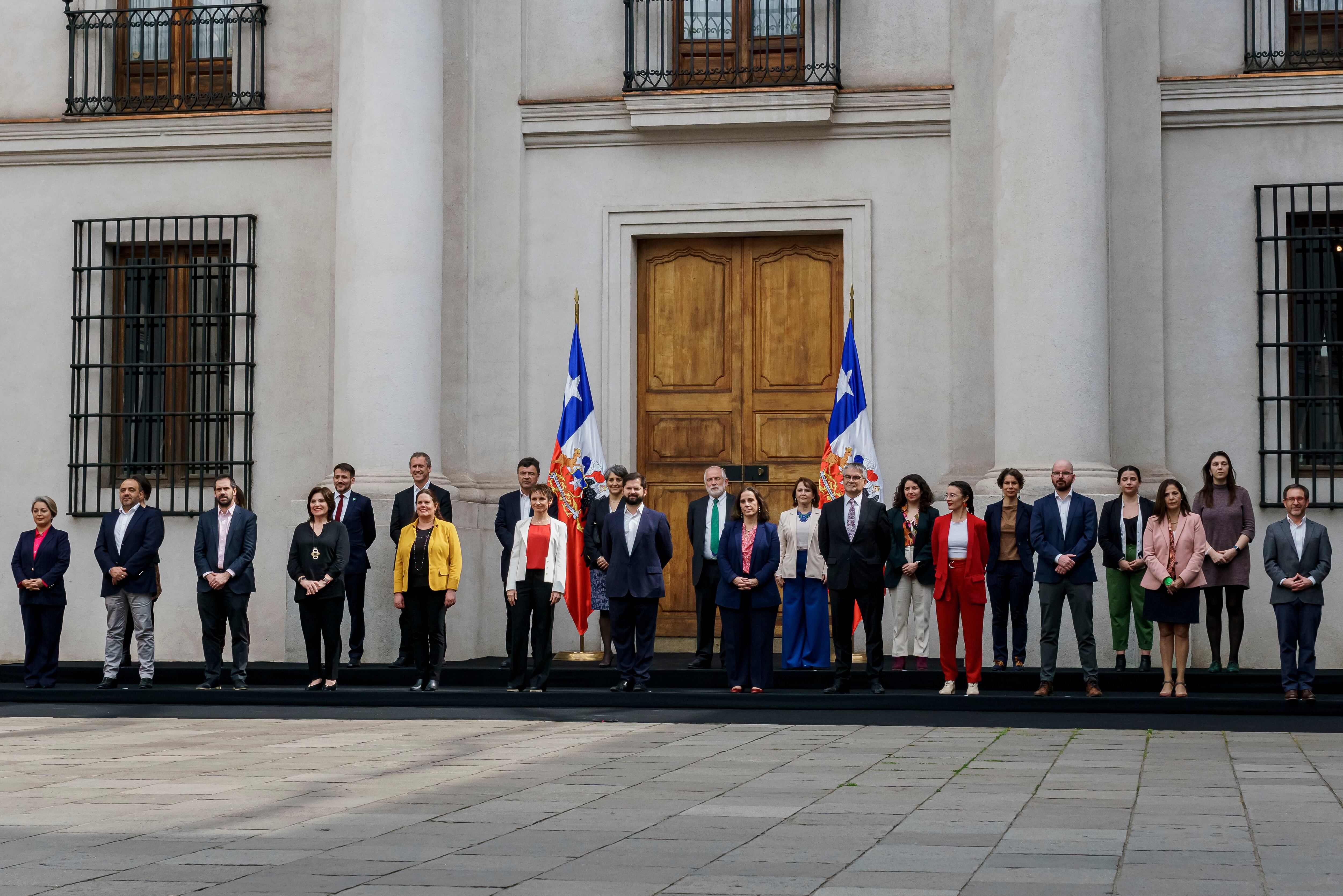El presidente Gabriel Boris (en el centro, con barba) posa junto al Palacio de la Moneda con los miembros de su nuevo Consejo de Ministros, el pasado septiembre. 