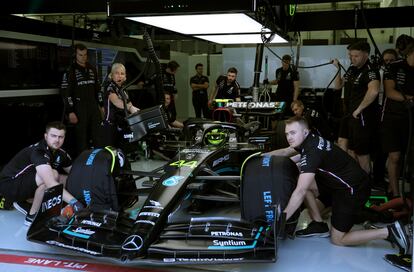 El Mercedes de Lewis Hamilton, en el garaje, durante los tests de pretemporada de Fórmula 1 en Baréin.