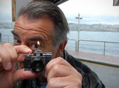 El fotógrafo Vari Caramés bromea con una cámara-encendedor en A Coruña.