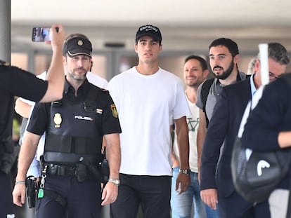 Carlos Alcaraz, este martes a su llegada al aeropuerto de Manises.