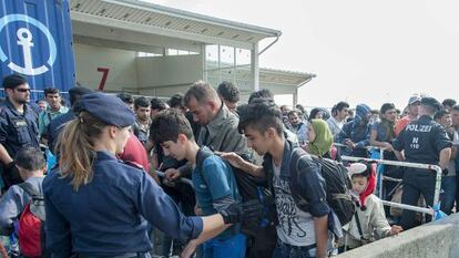 Refugiados pasan un control policial en Austria a su llegada desde Hungría.