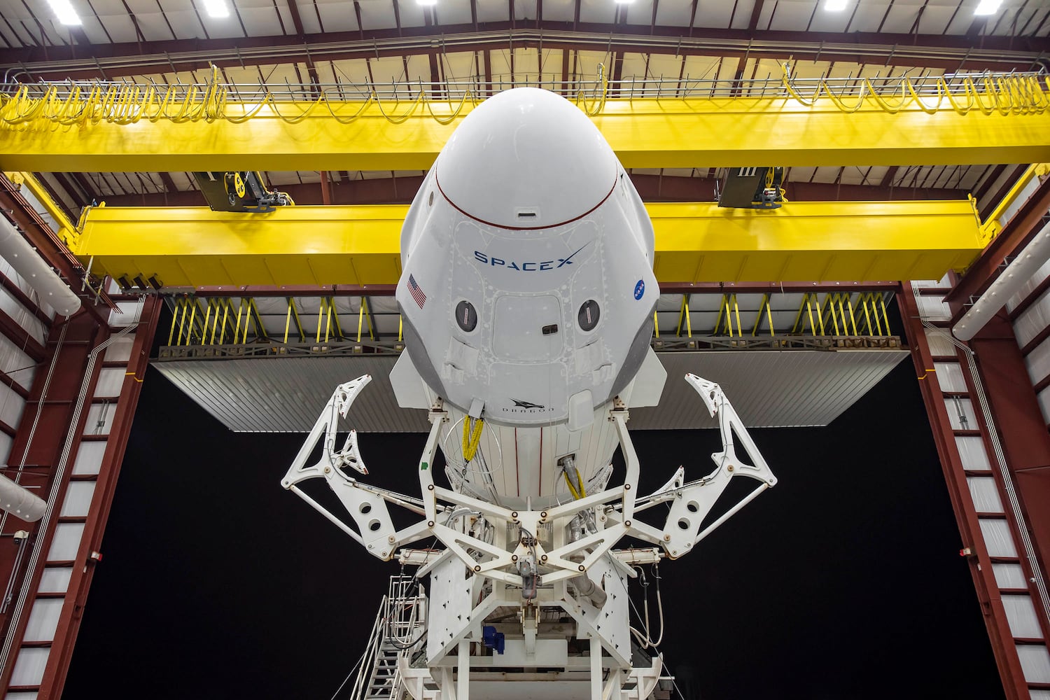 La cápsula 'Crew Dragon' sobre el 'Falcon 9' de Space X en la rampa de lanzamiento en el Centro Kennedy de Florida.