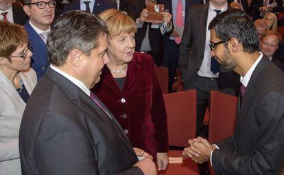 La canciller, Angela Merkel, junto al ministro de Economía, Sigmar Gabriel y el consejero delegado de Google, Sundar Pichai, en Saarbrücken, Alemania.