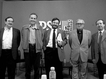 Josep Verde i Aldea, el primer per la dreta, amb alguns líders històrics del PSC.