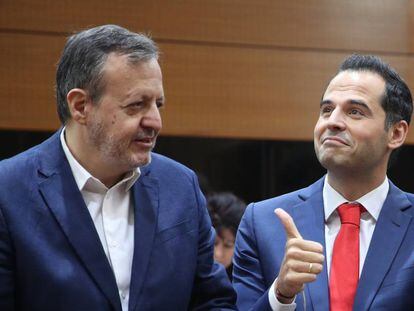 Alberto Reyero junto a Ignacio Aguado, antes de la segunda sesión de investidura del Isabel Díaz Ayuso