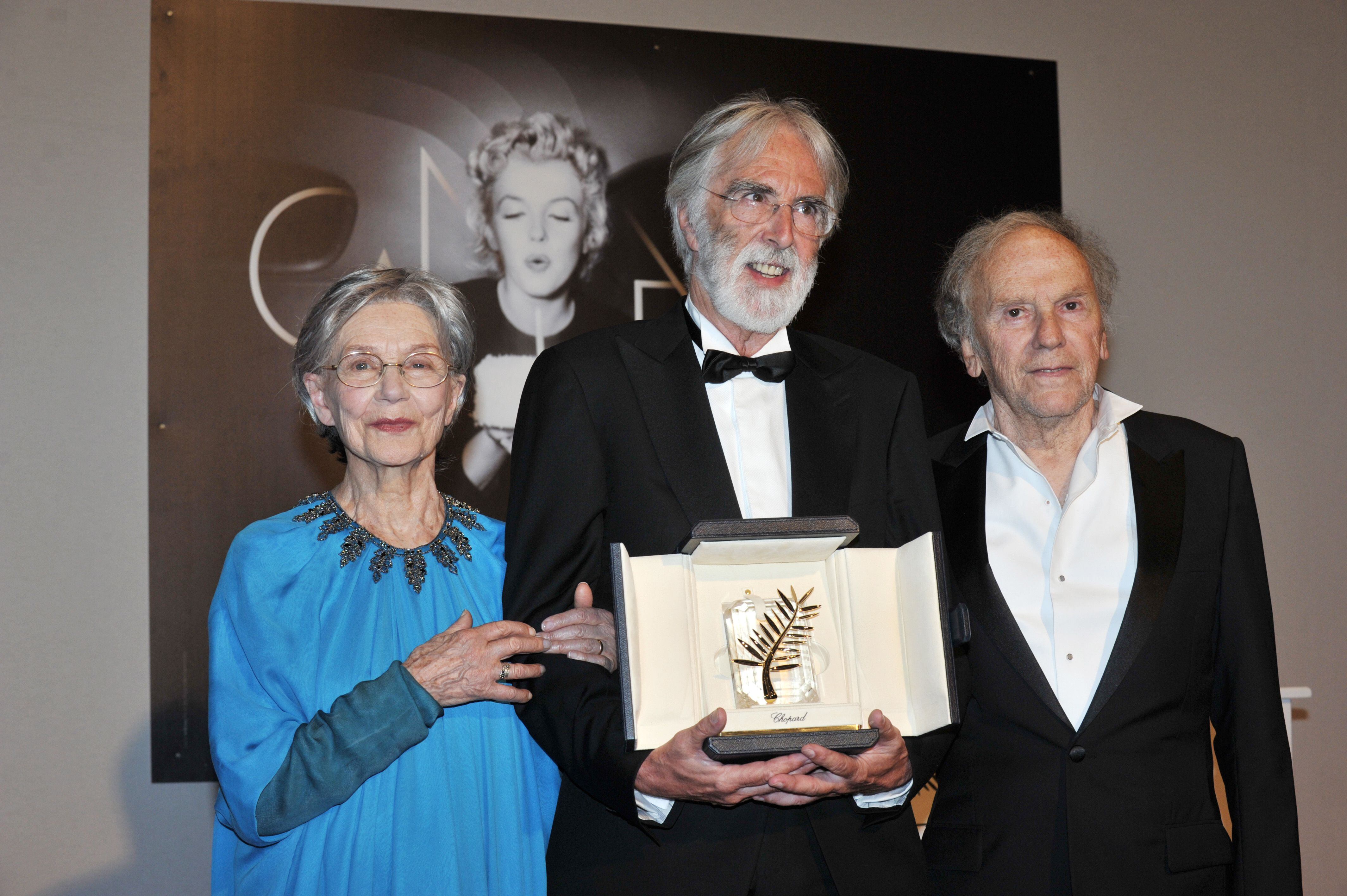 Los ganadores de la Palma de Oro por 'Amour', Emmanuelle Riva, Michael Haneke y Jean-Louis Trintignant, posan durante el 65º festival de Cannes.