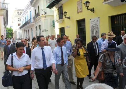 El gobernador de Nueva York junto a empresarios en Cuba.