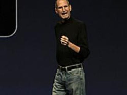 Steve Jobs reaparece por sorpresa y reta a sus rivales con el iPad 2