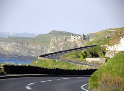 Castillo en Dunluce, condado de Antrim, Irlanda del Norte, la ciudadela de Sorley Boy MacDonnell, caudillo irlandés que ayudó a muchos de estos españoles