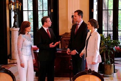 Los reyes de España son recibidos por el gobernador de Puerto Rico, Alejandro Padilla, y la primera dama, Wilma Pastrana.