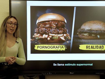 La educadora Rebeca Redondo impartiendo un taller sobre sexualidad y pornografía a adolescentes en el instituto María Moliner de Coslada (Madrid).