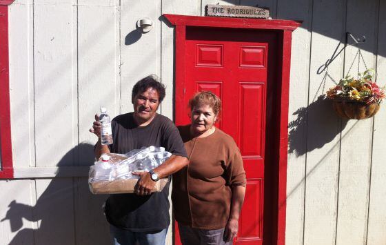 Pete y Berta Rodríguez, el pasado viernes a la puerta de su casa, que abandonaron porque se ha secado su pozo.