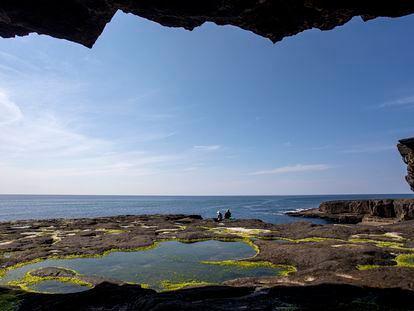 Inmediaciones de la piscina natural Poll na bPeist, en la isla irlandesa de Inishmore.