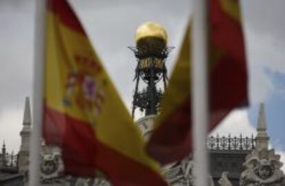 Banderas en el exterior del Banco de España