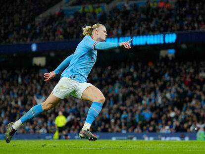 Haaland celebra uno de sus tres goles al Burnley el sábado en el Etihad.