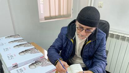 El escritor rumano Cristian Fulas firma uno de sus libros en una foto sacada de su Facebook, publicada el pasado 24 de noviembre.