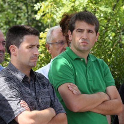 El líder de EA, Pello Urizar (segundo por la izquierda), junto a familiares de Joxe Mari Korta en el homenaje al empresario asesinado.