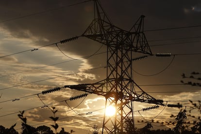 Una torre de transporte de energía.