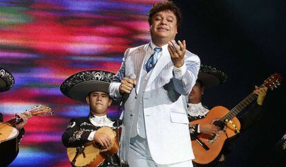 Juan Gabriel, durante uno de sus conciertos.