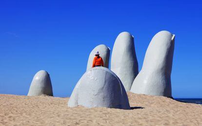 Escultura playera en Punta del Este, Uruguay.