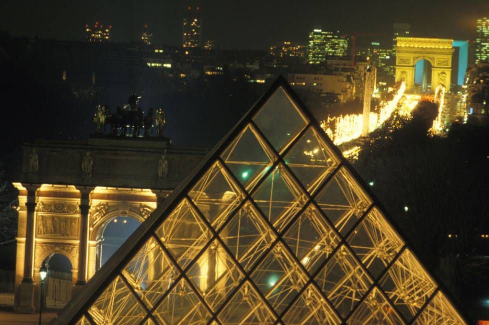 Del diamante cristalino que es la pirámide del Louvre de Pei, arranca 