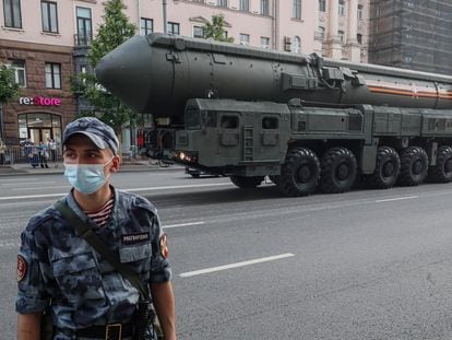 Un misil nuclear ruso RS-24 Yars, durante el desfile militar de aniversario de la victoria en la II Guerra Mundial, en junio de 2020 en Moscú.