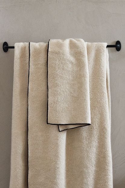 Un juego de toallas de rizo ribeteadas en negro de Zara Home.