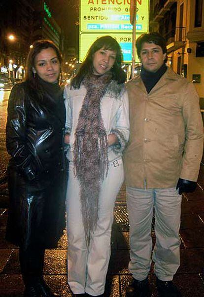 Viviana, Mónica y Nacho, en la calle de Goya de Madrid el pasado viernes por la noche.