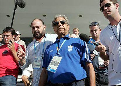Yannis Papadoyannakis, el jefe del equipo olímpico griego, perseguido por los periodistas.