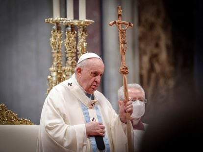 El papa Francisco en la primera misa de este año 2022, en la basílica de San Pedro del Vaticano.